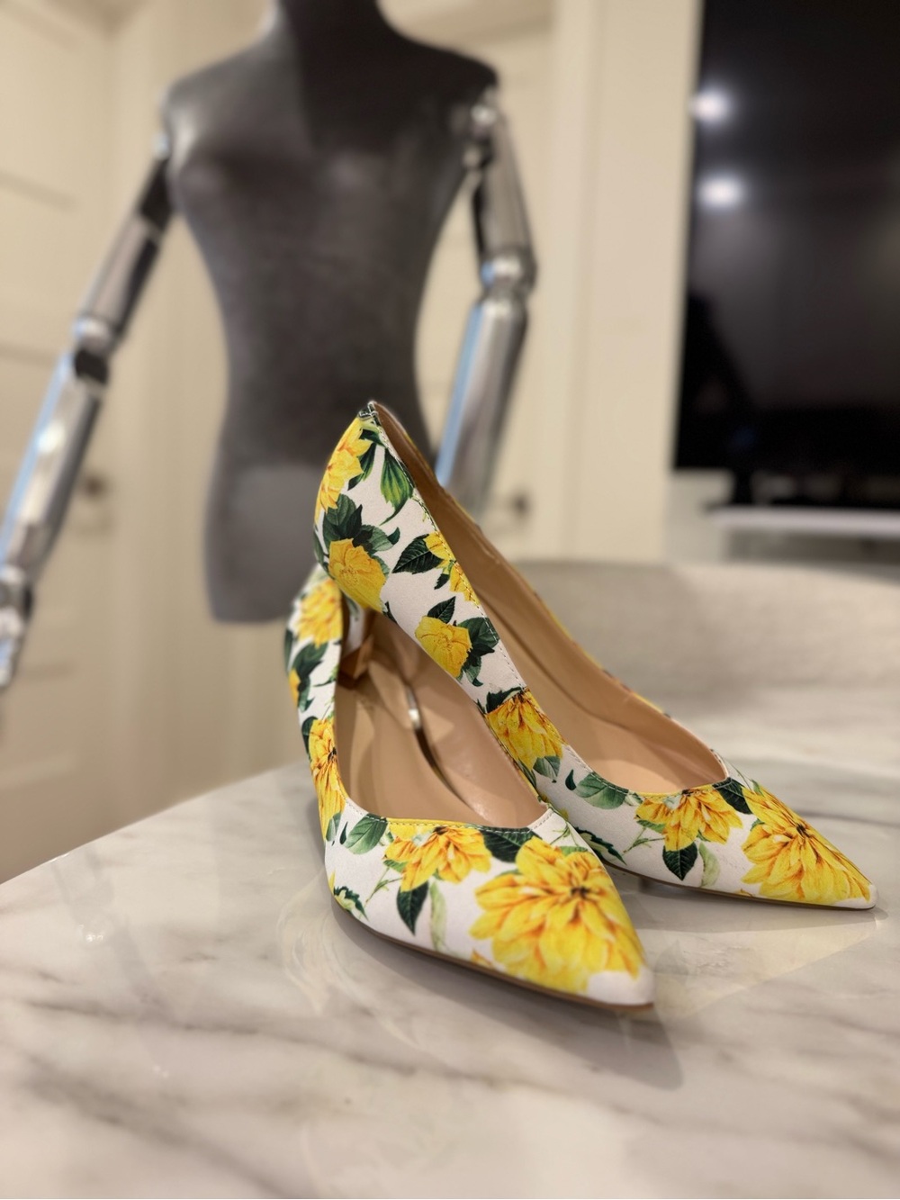Nine West Yellow Floral Pointed Toe Kitten Heel Pumps Size 9M NWOB - Picture 3 of 5